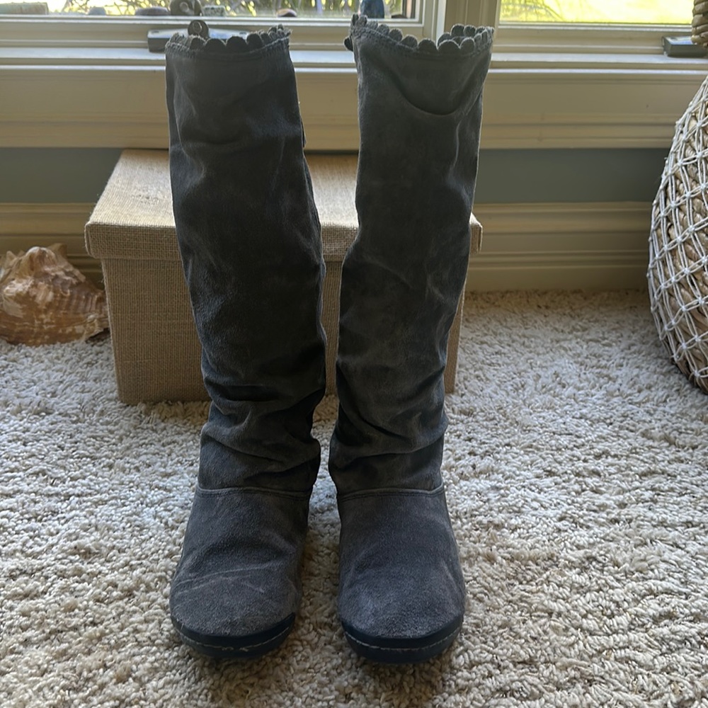Women’s Simple Brrlin moccasin boots. Gray suede size 9.